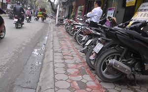 Vỉa hè cho người đi bộ chỉ còn bằng gang tay đã được sơn lại