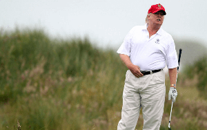 Donald Trump giấu súng 'khủng' trong túi đựng gậy đánh golf