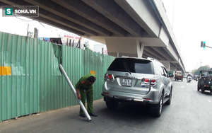 TP.HCM: Đang đi trên đường, ô tô 7 chỗ bị thanh chắn cầu vượt rơi trúng, chọc thủng nóc