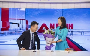 MC Thế Cương bất ngờ khi được Minh Hương tặng hoa nhân ngày Valentine