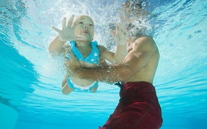 Bí quyết của ông bố dạy bơi cho 4 con nhỏ: Không nên sử dụng áo phao