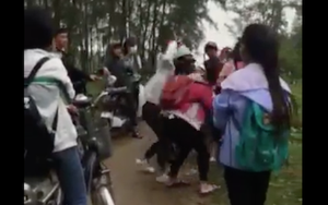 Nhiều người chứng kiến 3 nữ sinh đánh bạn túi bụi trong rừng nhưng không ai can ngăn