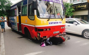Nữ hộ sinh bị xe buýt vào cua lấn làn đâm tử vong