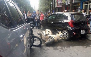 Hà Nội: Hàng chục người khiêng ô tô giải cứu cháu bé lọt dưới gầm sau tai nạn