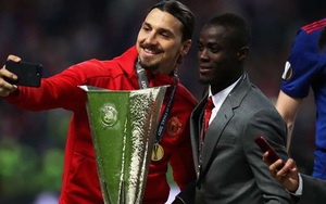 Ibrahimovic "tung hỏa mù" về tương lai sau khi nâng cúp cùng Man United