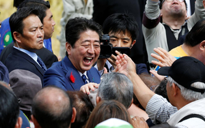 WSJ: Ông Shinzo Abe có thể thắng áp đảo trong bầu cử Nhật nhờ nhân tố Triều Tiên