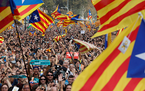 Ảnh: Catalan tuyên bố độc lập, hàng vạn người dân đổ ra đường ăn mừng