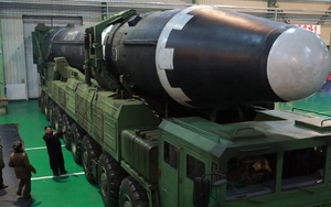 Bức ảnh ông Kim Jong Un kiểm tra tên lửa hé lộ điều đáng sợ về  "quái vật" của Triều Tiên