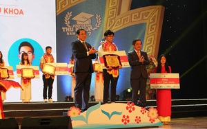 Chủ tịch Đà Nẵng vinh danh thủ khoa Đại học sau kết luận sai phạm của UBKT Trung ương