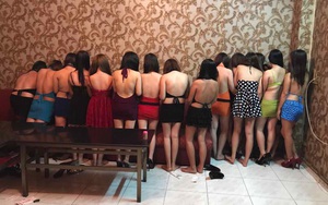 Hàng chục nữ tiếp viên mặc bikini tiếp khách ở nhà hàng Sài Gòn