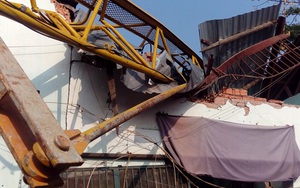 TP.HCM: Cần cẩu dự án căn hộ Topaz Home đổ sập vào nhà dân,  2 người bị thương