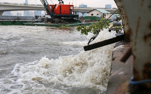 "Siêu bơm" thể hiện khả năng chống ngập, nước cuồn cuộn đổ ra sông Sài Gòn