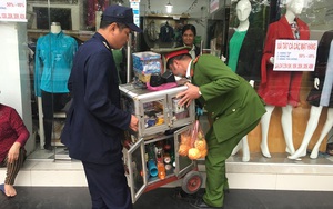 Công an Hà Nội giúp dân bê đồ lấn chiếm vỉa hè vào trong nhà