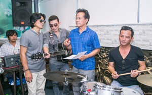 Chế Linh cùng hai con trai tất bật chuẩn bị cho liveshow