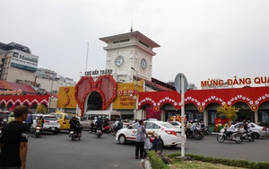 Lại tranh cãi về cách trang trí trái tim đỏ rực ở cổng chính chợ Bến Thành Sài Gòn
