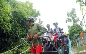 Gần 1 tuần vỡ đê Chương Mỹ: Trẻ em ngồi xe cải tiến "vượt sông" đến trường