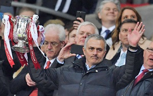 Gương mặt không cảm xúc và một Mourinho đầy lo âu