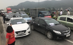 Dân mang 50 ô tô, chuyền nhau bọc tiền lẻ mệnh giá 200, 500 đồng   phản đối phí cầu Bến Thuỷ