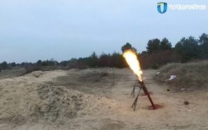 Bi hài: Được cấp súng cối 400 triệu, binh sĩ Ukraine phải ẩn nấp rồi dùng dây giật từ xa