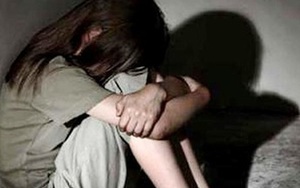 Đi xem bóng chuyền với mẹ, bé gái 4 tuổi bị người đàn ông giở trò đồi bại