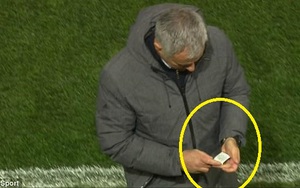 Mảnh giấy bí ẩn và hành động khó hiểu của Mourinho