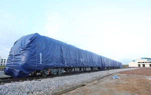 Cận cảnh hàng chục toa tàu được lắp đặt ở đường sắt Hà Đông - Cát Linh