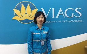 Nữ nhân viên trả lại hơn trăm triệu bỏ quên trên máy bay cho khách nước ngoài