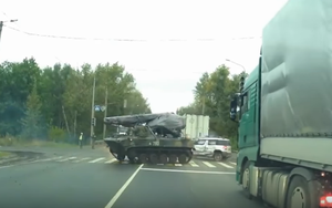 Lính Nga "trổ tài" lết bánh bằng xe bọc thép, đâm nát ô-tô trên đường cao tốc