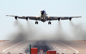 Nhiệm vụ bí ẩn của máy bay WC-135 Mỹ đưa đến Anh