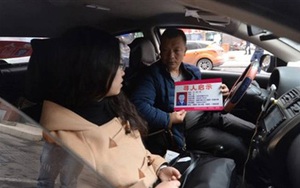 Rơi nước mắt với câu chuyện người cha làm tài xế taxi để tìm con gái mất tích 23 năm