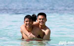 "Ông bố hâm" của Tony Lê Tuấn Anh: Bán 2 cửa hàng, theo con đi đá bóng