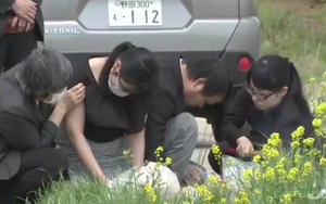 Cha mẹ Nhật L. ngã quỵ khi đến thắp hương và đặt hoa tại nơi phát hiện thi thể con