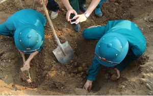 Bình Định: Phát hiện 50 quả bom bi khi đào móng xây trụ sở