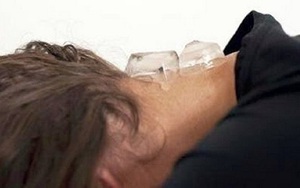 Bác sĩ Đông y tiết lộ: Để viên đá lạnh sau gáy, tác dụng sẽ khiến bạn bất ngờ