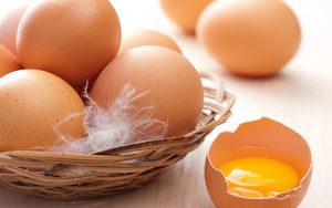 4 mẹo nhỏ giúp bạn phân biệt trứng thật hay giả trong chớp mắt