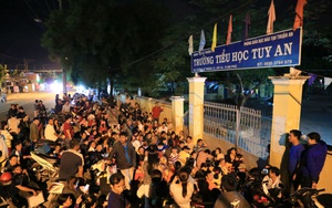 Mắc võng, mang bánh mì, vạ vật thâu đêm chờ xin cho con vào lớp 1