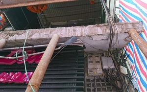 Lan can nhà 3 tầng sập treo nghiêng ở phố cổ Hà Nội