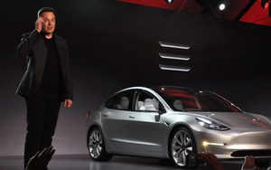 Elon Musk chứng minh khả năng chịu va đập phi thường của Tesla Model 3, vượt trội so với các dòng xe truyền thống nhờ vào việc nó là...xe điện