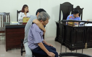 Vì sao cụ ông 79 tuổi hãm hiếp bé gái 3 tuổi được... về nhà sau khi tòa tuyên án?