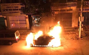 Mercedes tiền tỉ bốc cháy trơ khung