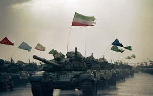 Hơn chục xe tăng Iran rầm rập áp sát lãnh thổ người Kurd