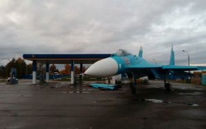 Chuyện lạ: Tiêm kích Su-27 "ghé" trạm xăng trên đường cao tốc xin nhiên liệu?