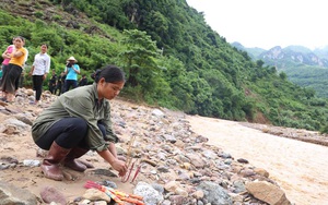 Đà Bắc cô lập do lũ ống: "Hôm nay cán bộ đã mang mì tôm cứu dân bản chúng tôi rồi"