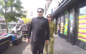 Ông ‘Kim Jong-un’ thong thả tản bộ tại New York, thăm Tháp Trump