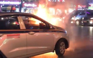Hà Nội: Xe hơi đột nhiên bốc cháy khi đang đi trên đường Trần Duy Hưng