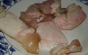 Tá hỏa thịt luộc để qua đêm chuyển màu hồng đáng sợ