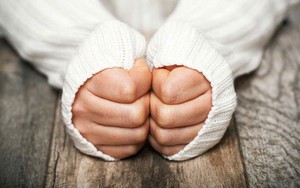 Bàn tay bàn chân thường xuyên bị lạnh: Đừng chủ quan, hãy xử lý sớm