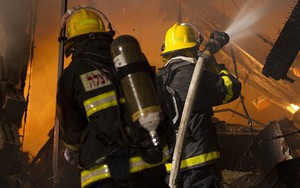 Israel: Nổ lớn làm rung chuyển Tel Aviv, lửa dữ liếm trọn tòa nhà