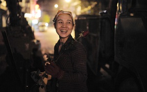 [20/10] Theo chân những phụ nữ Việt vất vả mưu sinh trong đêm và nụ cười bừng sáng ngày lễ dành cho chính họ