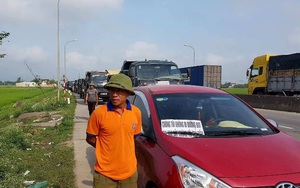 Hà Tĩnh: Hàng trăm phương tiện tập trung tại Cầu Rác yêu cầu miễn phí BOT
